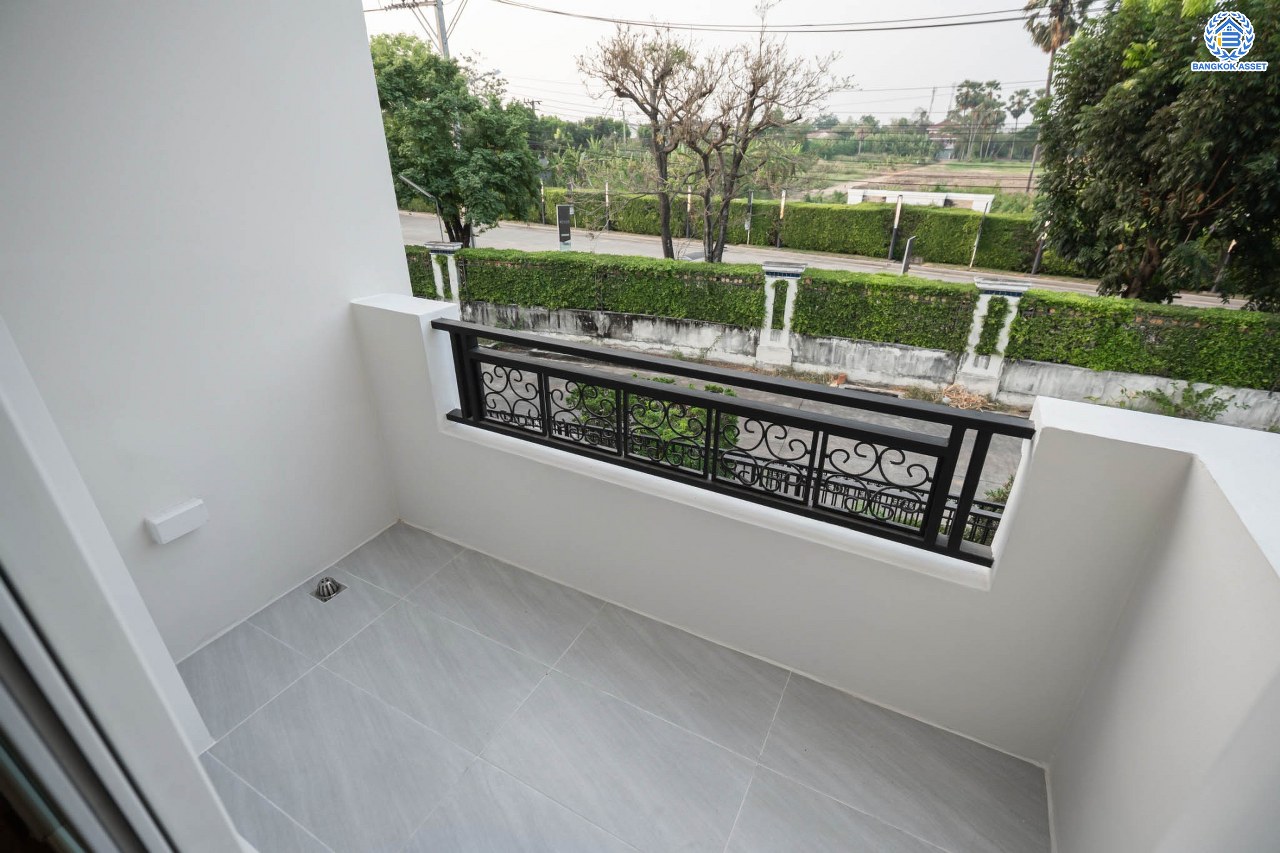 บ้านมือสองตกแต่งใหม่ โครงการ เพอร์เฟคมาสเตอร์พีซ รัตนาธิเบศร์ หลังใหญ่กว่า 91.4 ตร.ว. ฟังก์ชัน 3 ห้องนอน 5 ห้องน้ำ 1 ห้องแม่บ้าน จอดรถได้ 2 คัน พร้อมบรรยากาศโครงการสุด Luxury บนทำเลเชื่อมต่อทุกการเดินทาง ใกล้รถไฟฟ้าสายสีม่วง "สถานีไทรม้า" และจุดขึ้นทางด่วน "งามวงศ์วาน"